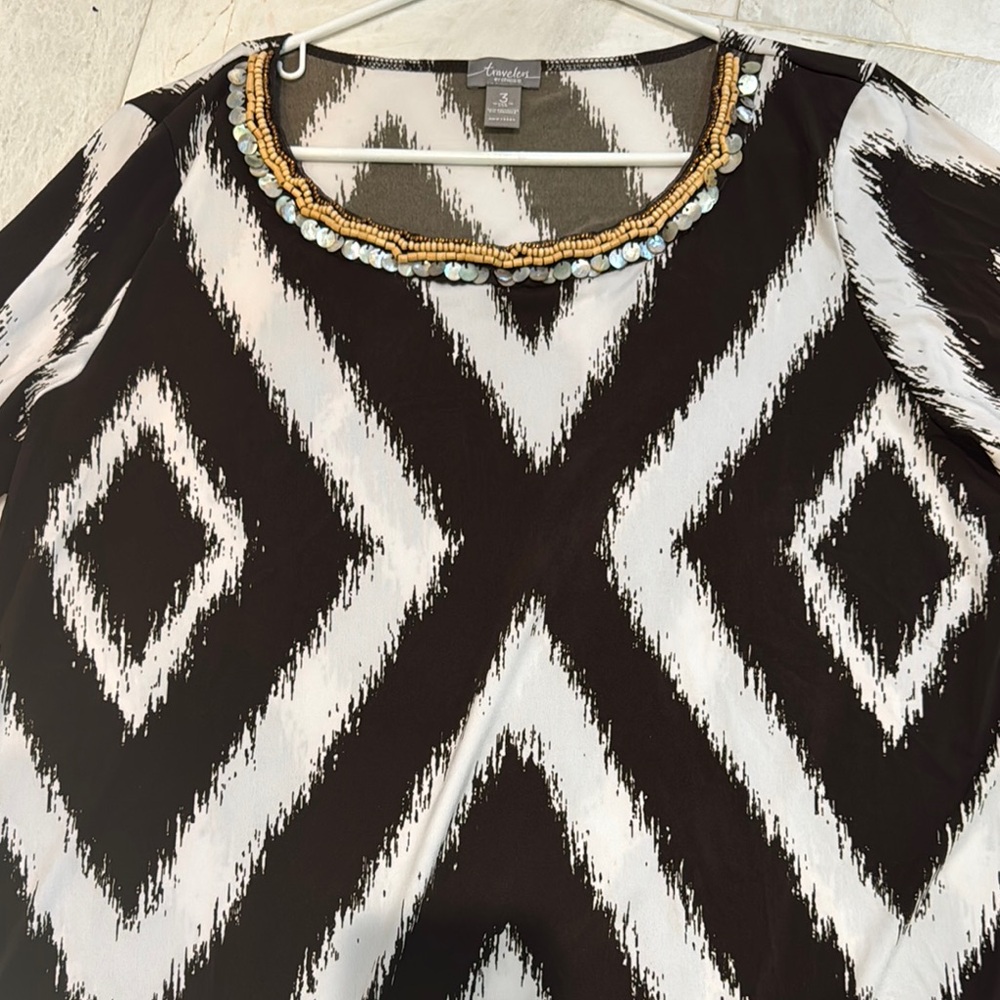 Chico’s size 3 Women's Travelers Top with delicate shell neckline